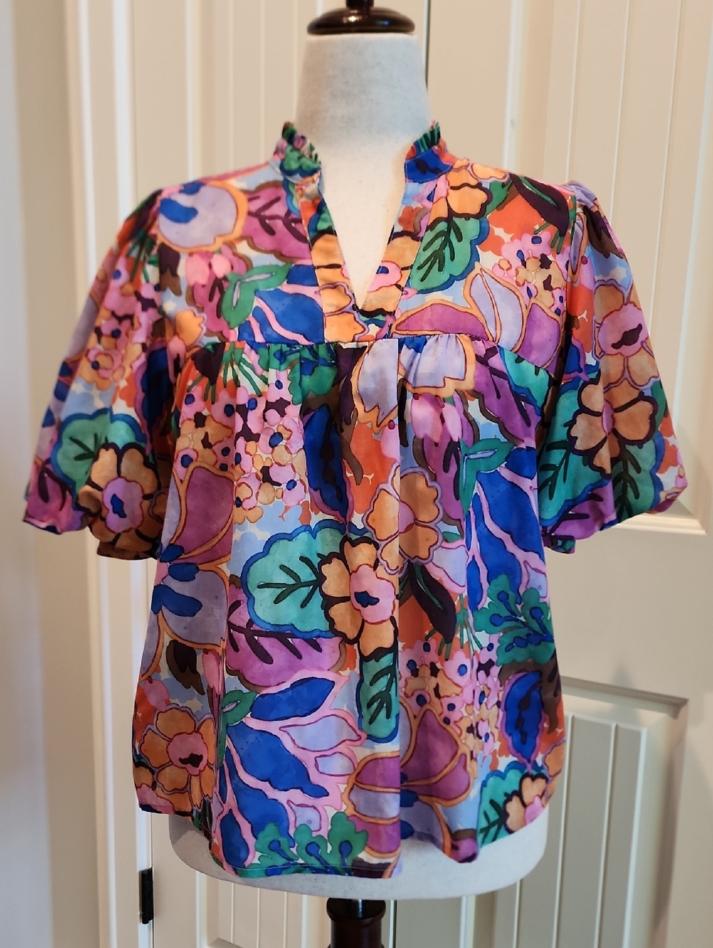 THML- Colorful Floral Puff Sleeve Top Size Medium.